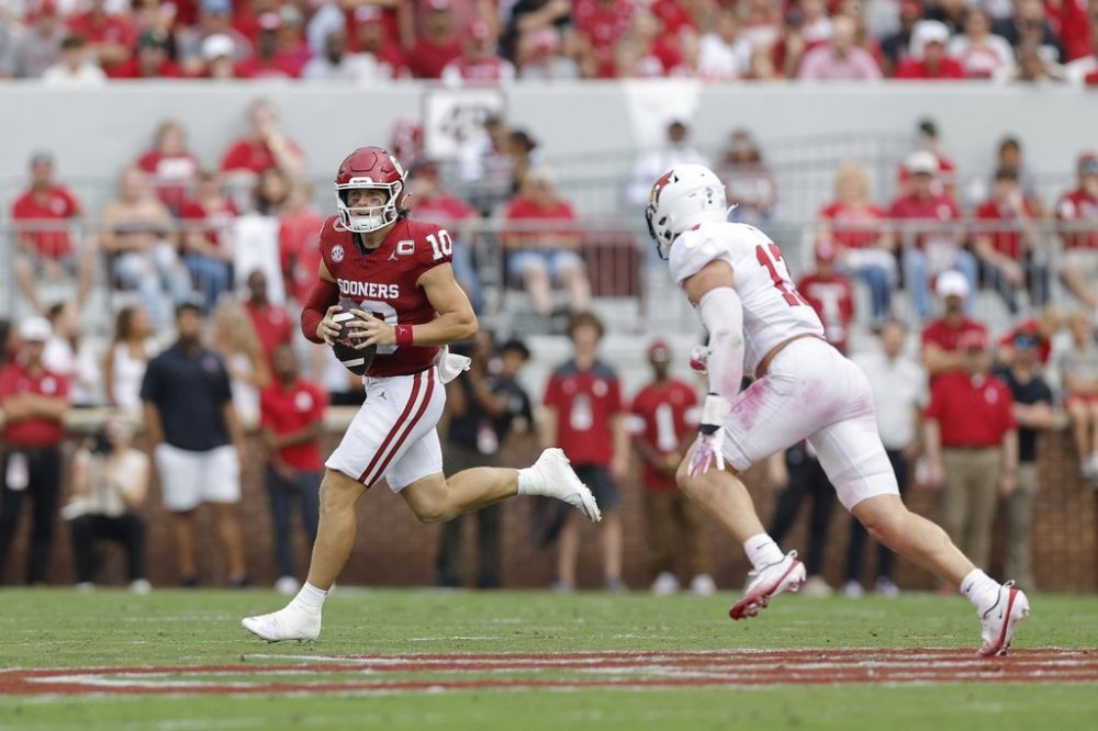 Oklahoma quarterback John Mateer (10) runs against Illinois State during the first half of an NCAA college football game, Saturday, Aug. 30, 2025, in Norman, Okla. (AP Photo/Alonzo Adams)