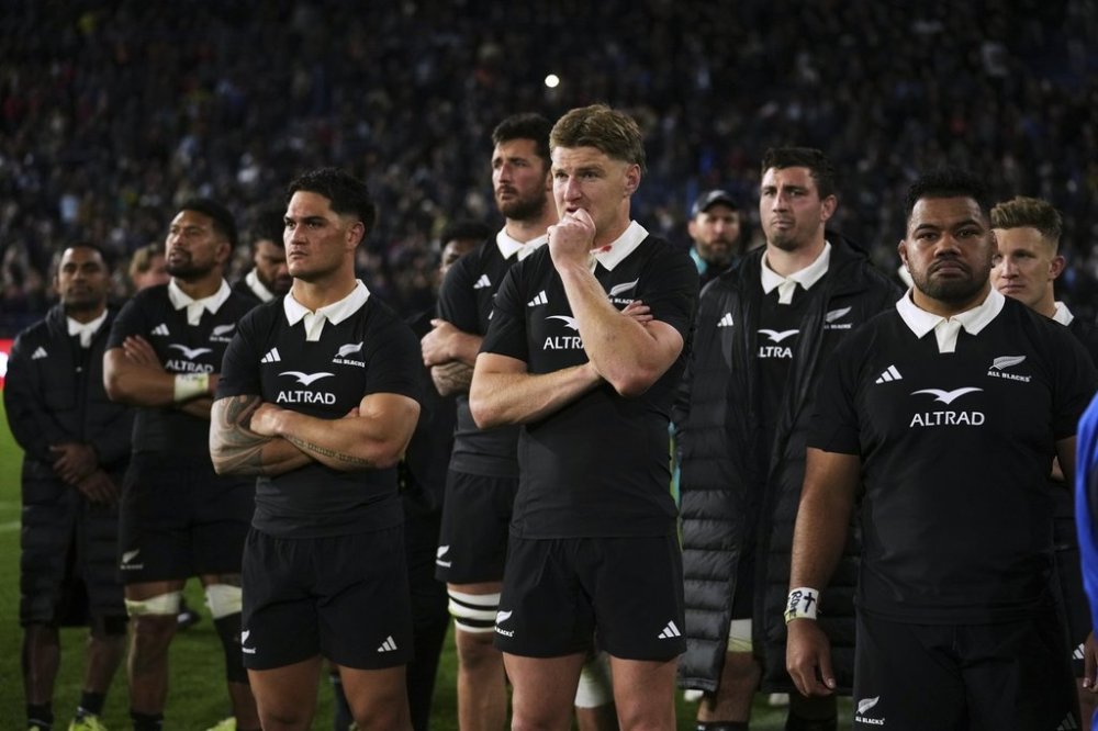 New Zealand's All Blacks players react after losing a rugby championship match against Argentina's Los Pumas in Buenos Aires, Argentina, Saturday, Aug. 23, 2025. (AP Photo/Gustavo Garello)
