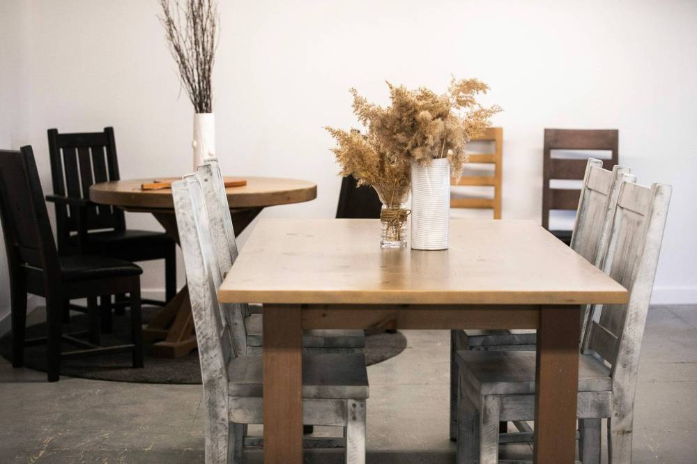 MIKAELA MACKENZIE / FREE PRESS
Furniture in Prairie Barnwood’s showroom