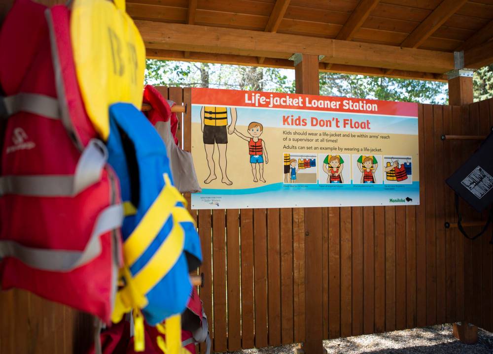 ANDREW RYAN / FREE PRESS FILES
Life-jacket loaner programs are in place at 14 of Manitoba’s 93 provincial parks.