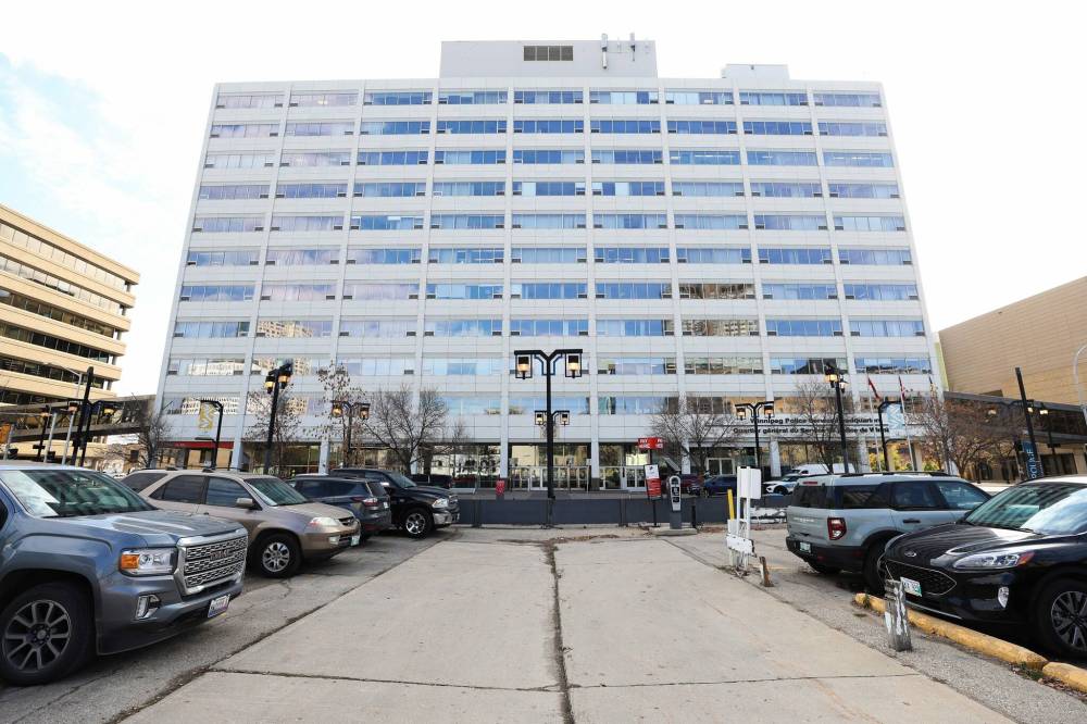 MIKE DEAL / FREE PRESS FILES
The new tender for repairs to Winnipeg police headquarters does not state when the current roof issue began.