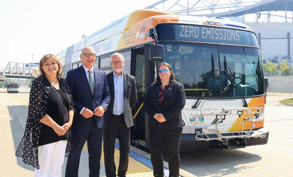 Ruth Bonneville / Free Press
(From left to right) Councillor Janice Lukes, chairwoman of council’s public works committee, Mayor Scott Gillingham, Greg Ewankiw director, Transit and Erin Cooke, project manager for Transit’s zero emission Bus program, stand next to Winnipeg’s first 60-foot battery-electric bus.