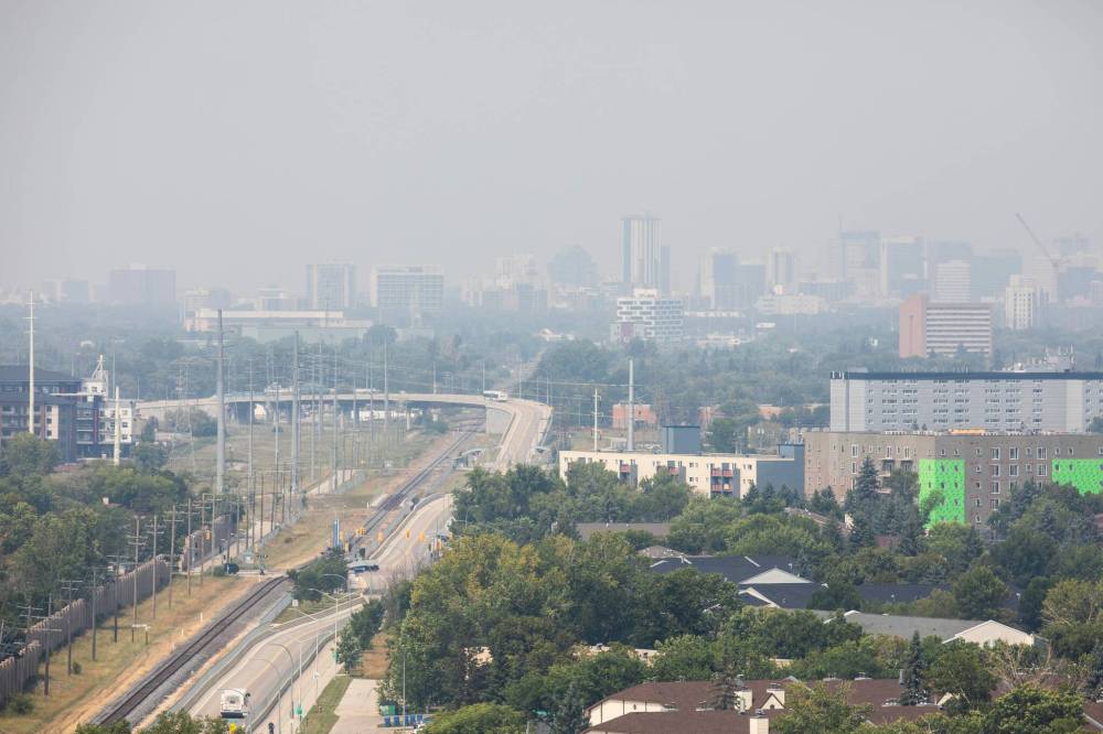 MIKAELA MACKENZIE / FREE PRESS FILES
Smoke obscures Winnipeg’s skyline on Aug. 1.
