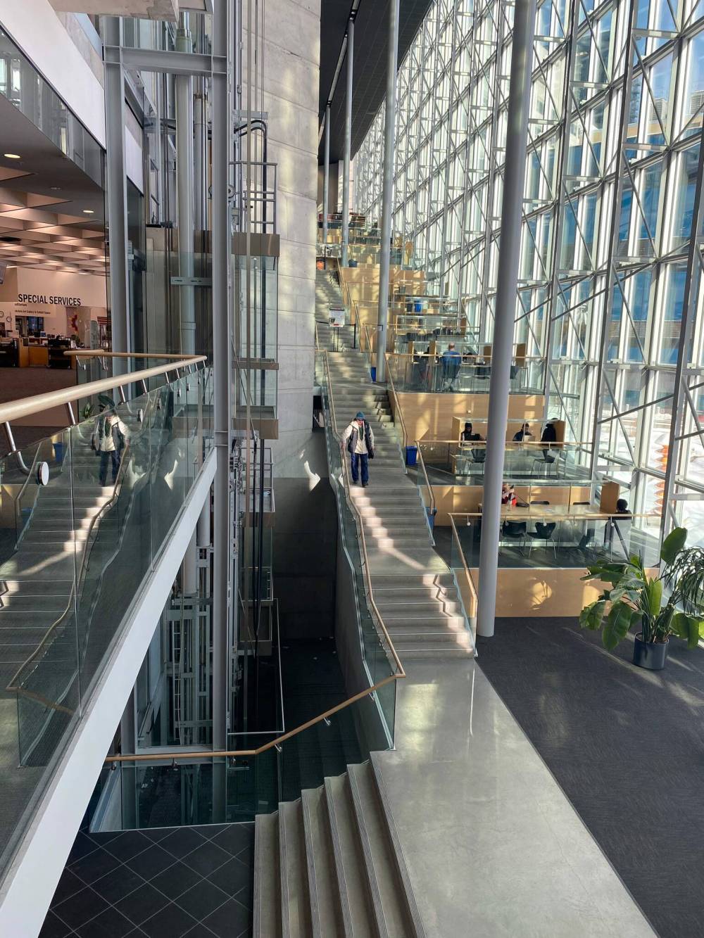 MIKAELA MACKENZIE / FREE PRESS FILES
A 40-year-old man has died after sources say he jumped from a fourth-floor ledge in the city's largest library. In 2017, a 25-year-old man died in hospital after he, too, jumped from the fourth floor.