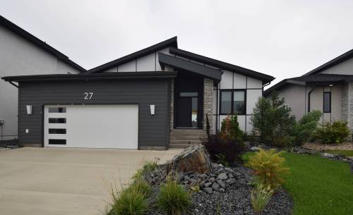 Todd Lewys photos / Free Press
                                This 1,751 sq. ft. bungalow also boasts a spacious walk-out lower level.