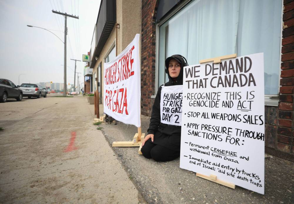 Ruth Bonneville / Free Press
Monique Vermette is on Day 2 of a hunger strike to protest Gaza citizens not getting enough food aid because of Israeli blockades outside the office of Liberal MP for Winnipeg West Doug Eyolfson, Monday.