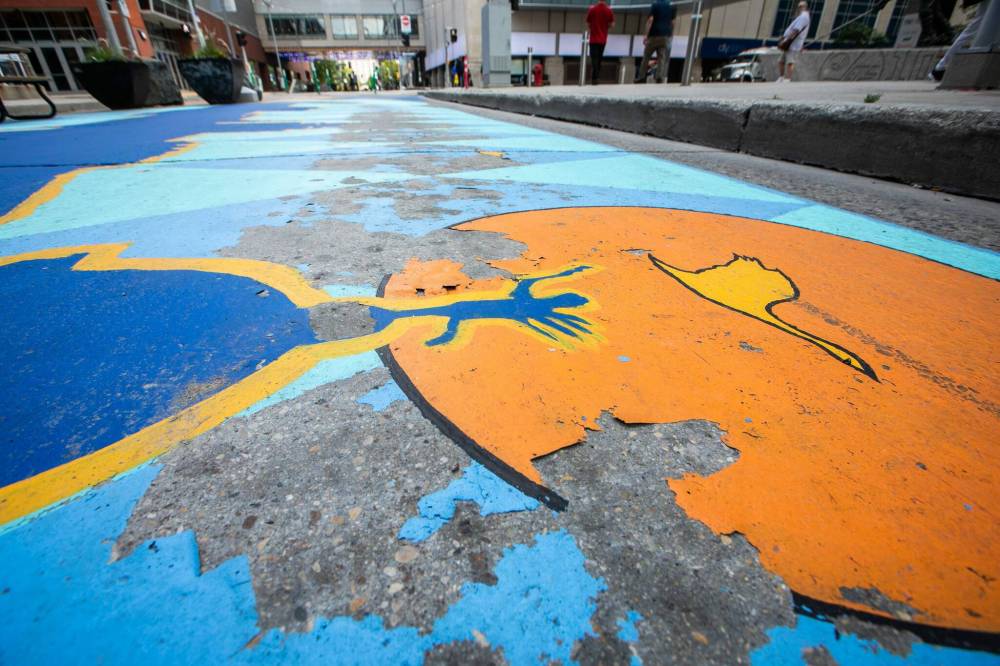 MIKAELA MACKENZIE / FREE PRESS
The murals meant to brighten up Graham Avenue have begun to peel only a month after the artists finished painting them.