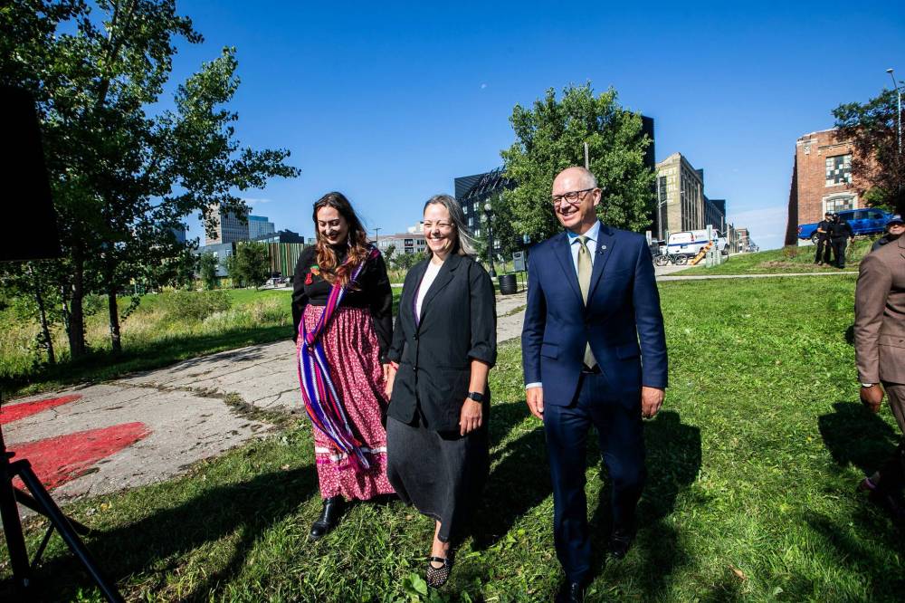MIKAELA MACKENZIE / FREE PRESS
Landscape architect Desiree Theriault (left), The Forks president and CEO Sara Stasiuk, and mayor Scott Gillingham at the Alexander Docks redevelopment site on Thursday.
