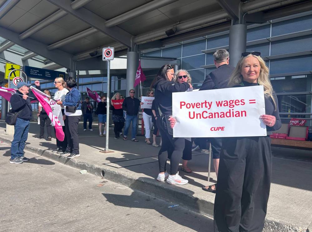 NICOLE BUFFIE / FREE PRESS
Air Canada flight attendant Shannon Marion and 35 of her colleagues rallied outside the Air Canada departures gate at James Richardson International Airport, calling for fair wages Saturday morning.