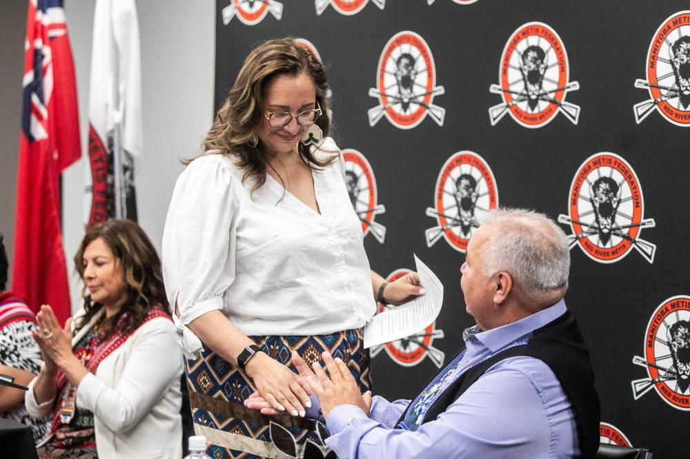MIKAELA MACKENZIE / FREE PRESS
Minister of Indigenous services Mandy Gull-Masty shakes hands with Manitoba Métis Federation president David Chartrand at the announcement in Winnipeg, Wednesday, that businesses registered with the Red River Métis Business Directory are now eligible for federal procurement opportunities.