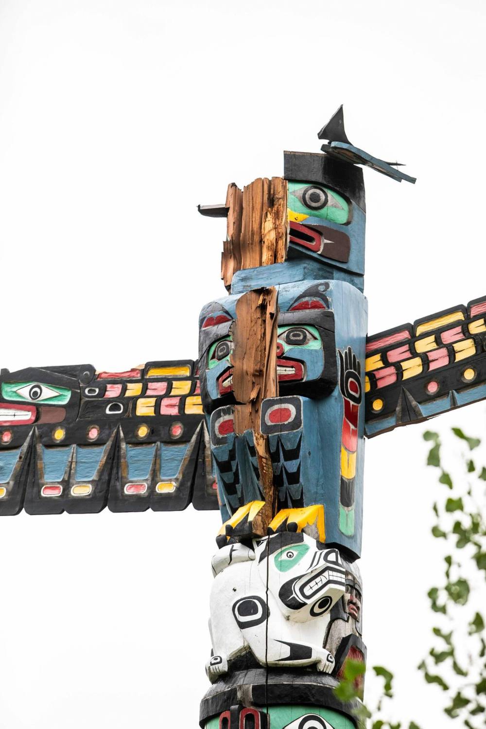 MIKAELA MACKENZIE / FREE PRESS
The Residential School Totem Pole, which was put up in Assiniboine Park last fall, is believed to have been damaged by lightning.