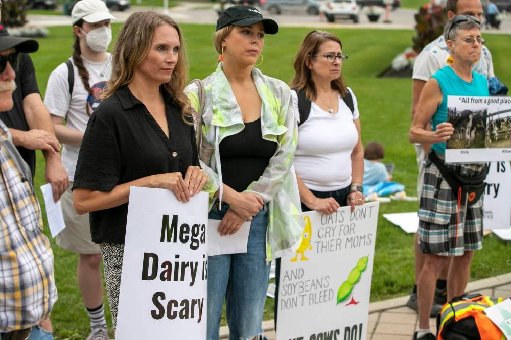 BROOK JONES/FREE PRESS
A rally to oppose Riverview’s mega-dairies that could threaten the Red River Watershed takes place on the grounds of the Manitoba Legislative Building in Winnipeg, Thursday. The rally was organized to bring attention to the environmental, public health, and animal welfare concerns from massive industrial facilities.