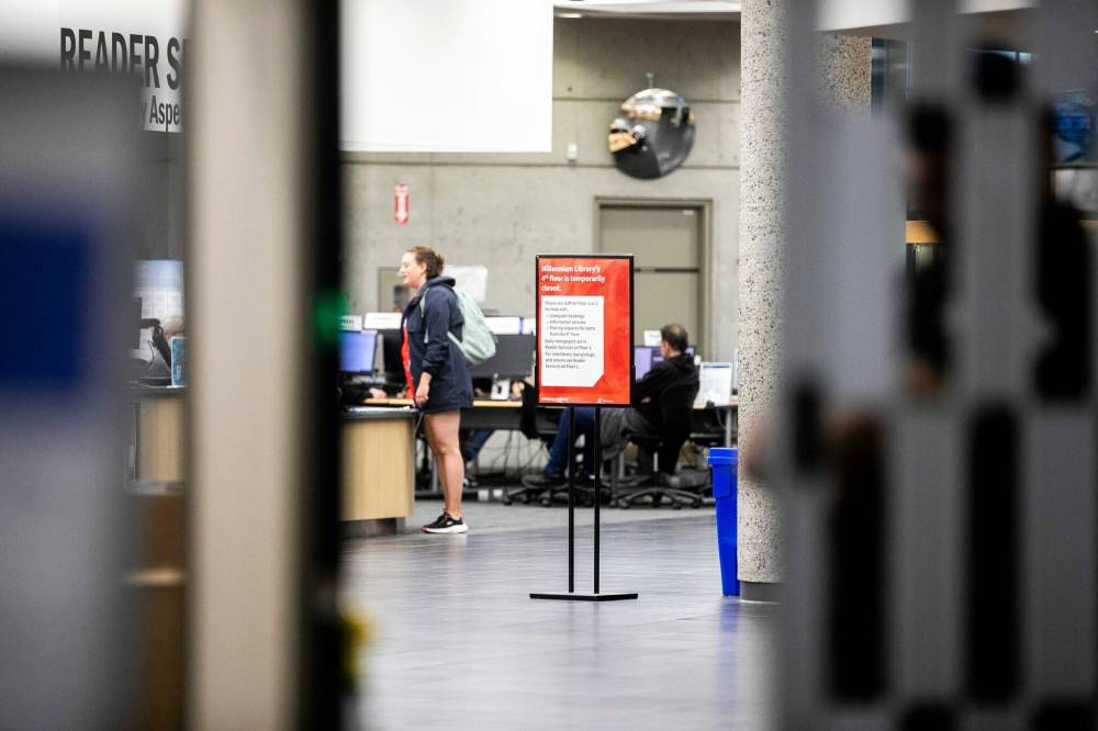 MIKAELA MACKENZIE / FREE PRESS
Sign notifying library users of the closed fourth floor at Millennium Library on Thursday.
