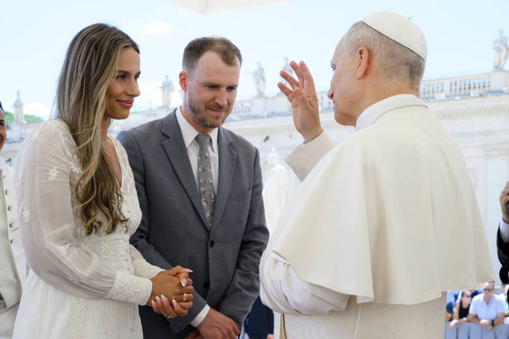 VATICAN
Winnipeg newlyweds Bénédicte LeMaître and Stéphan Kosowski receive a special blessing from Pope Leo in St. Peter’s Square last month.