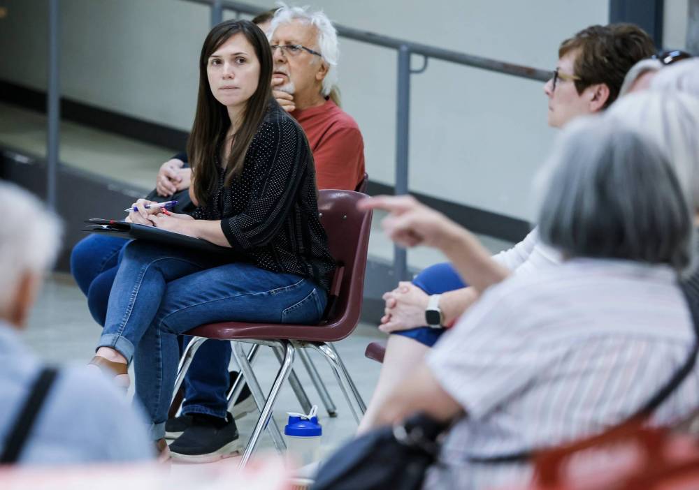 JOHN WOODS / FREE PRESS
Liberal MLA Cindy Lamoureaux (Tyndall Park) speaks to residents during a town hall meeting at the Philippine Cultural Centre on Sunday to discuss a safe solution for managing ground squirrel population in her riding.
