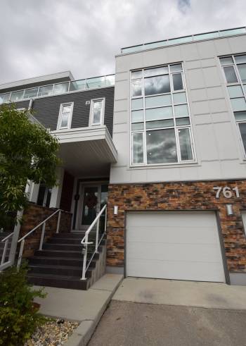 TODD LEWYS PHOTOS / FREE PRESS
                                The 2,750 sq. ft. North Drive townhome exudes sophistication with its modern exterior.