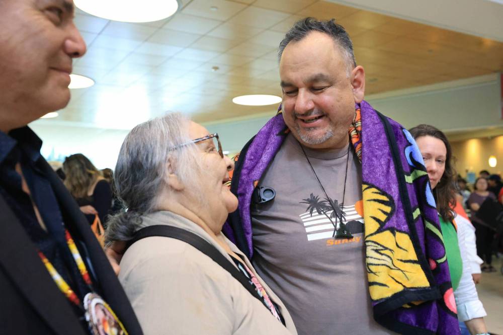 RUTH BONNEVILLE / FREE PRESS
Jonathan Hooker meets his biological mother, Patsy George, for the first time since 1975 after flying from New Zealand to Winnipeg with his wife.
