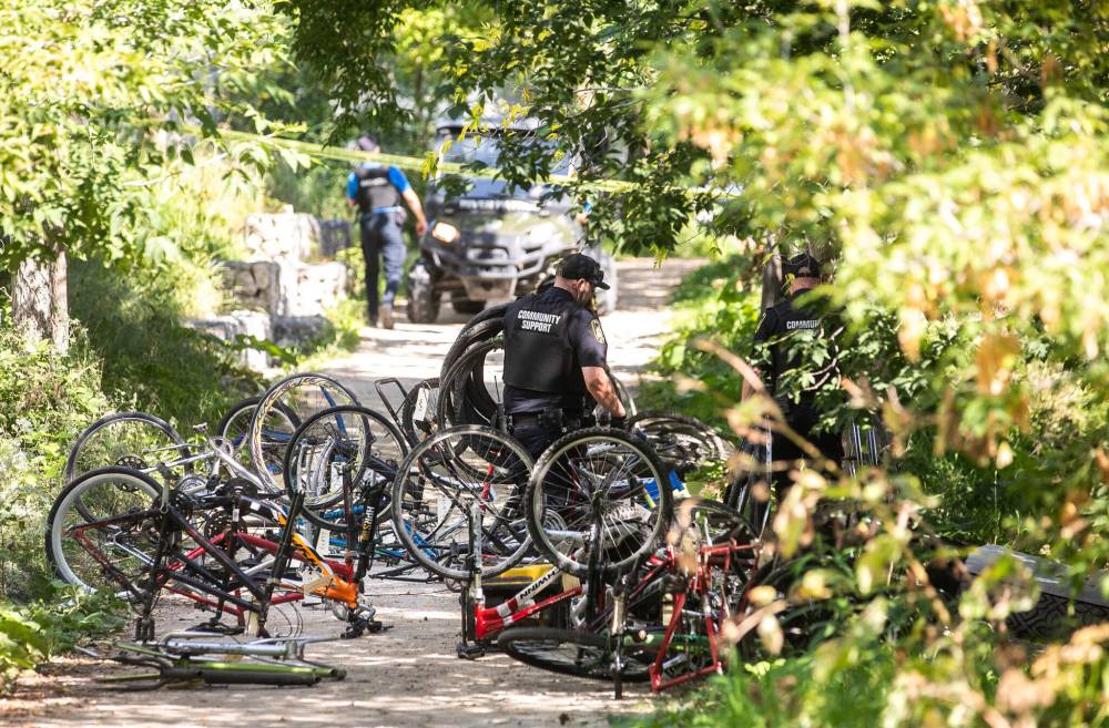 MIKAELA MACKENZIE / FREE PRESS
Winnipeg police used a warrant to search a structure for stolen goods at a homeless encampment, Wednesday.