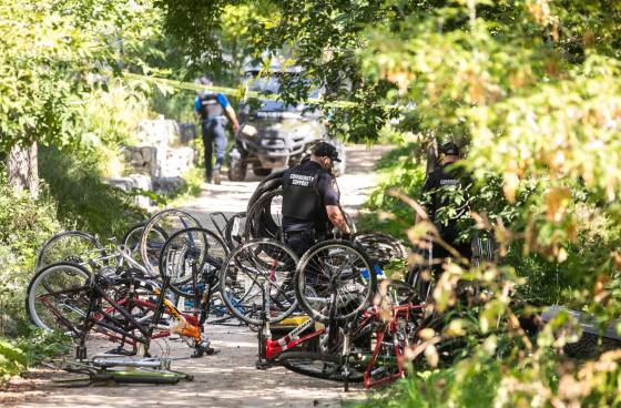 Winnipeg police used a warrant to search a structure for stolen goods at a homeless encampment, Wednesday. (Mikaela MacKenzie / Free Press files)