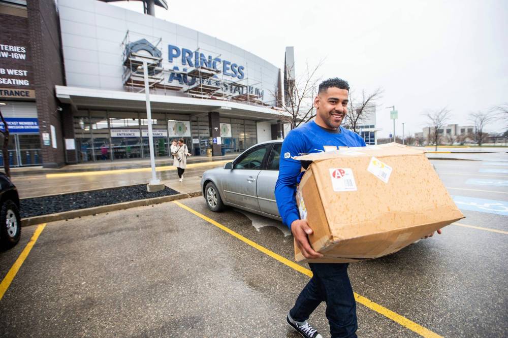 MIKAELA MACKENZIE / FREE PRESS FILES
Andrew Harris leaves the Princess Auto Stadium with a box of his old Bombers gear in April 2024.