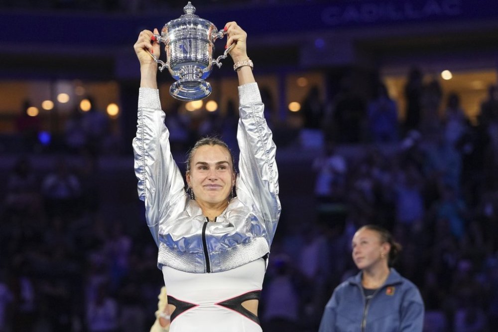 Aryna Sabalenka, of Belarus, holds up the championship trophy after defeating Amanda Anisimova, of the United States, in the women's singles final of the U.S. Open tennis championships, Saturday, Sept. 6, 2025, in New York. (AP Photo/Kirsty Wigglesworth)
