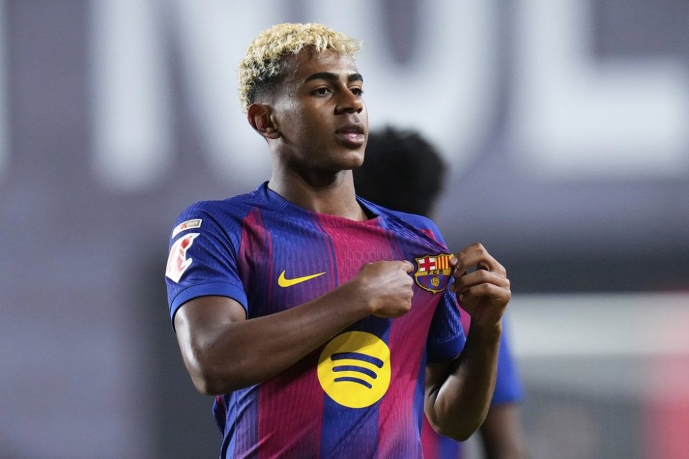 Barcelona's Lamine Yamal celebrates after scoring the opening goal from the penalty spot during the Spanish La Liga soccer match between Rayo Vallecano and FC Barcelona at the Vallecas stadium in Madrid, Spain, Sunday, Aug. 31, 2025. (AP Photo/Manu Fernandez)