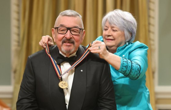 Governor General Mary Simon presents Graham Greene with the Lifetime Artistic Achievement Award in June. (Patrick Doyle / The Canadian Press files)