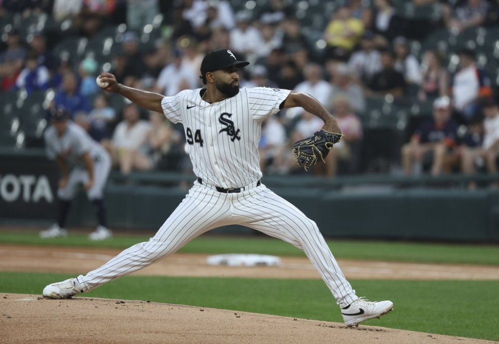 Chicago White Sox starting pitcher Yoendrys Gomez throws during the first inning of a baseball game against the Detroit Tigers, Tuesday, Aug. 12, 2025 in Chicago. (AP Photo/Talia Sprague)