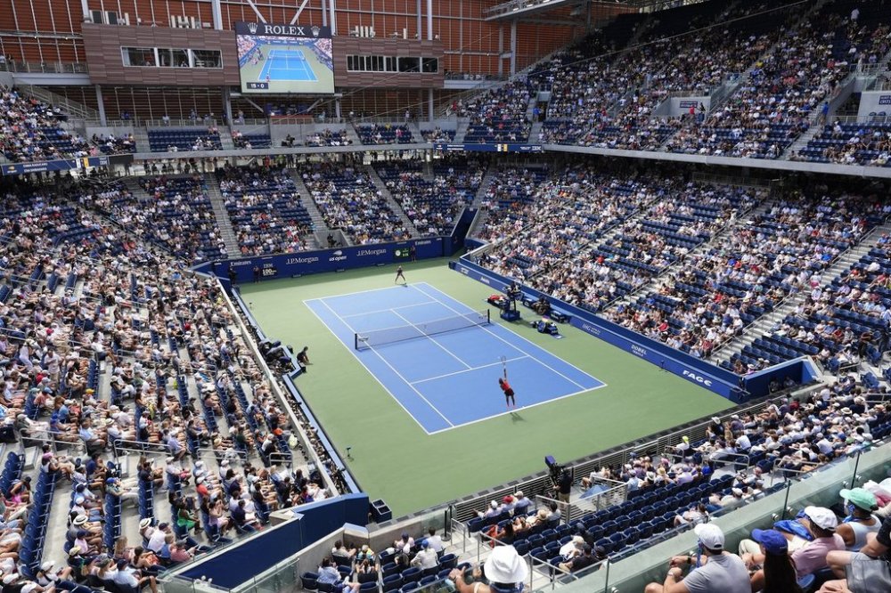 Emma Raducanu, of Great Britain, serves to Ena Shibahara, of Japan, during the first round of the US Open tennis championships, Sunday, Aug. 24, 2025, in New York. (AP Photo/Yuki Iwamura)