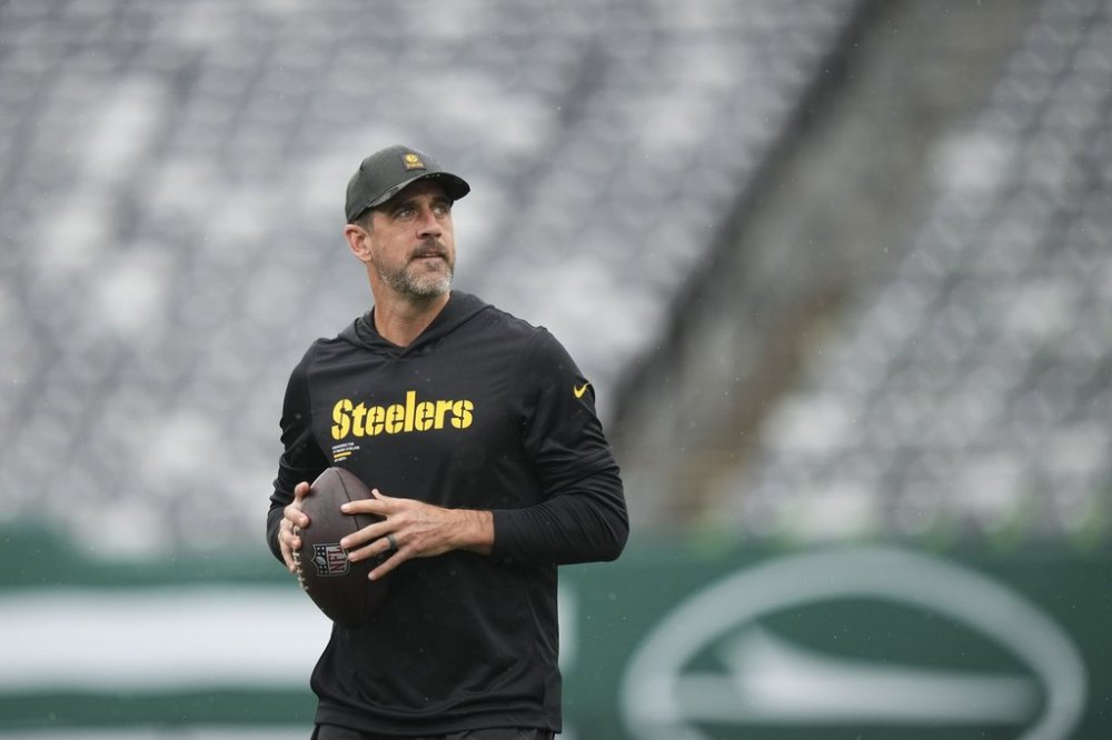 Pittsburgh Steelers quarterback Aaron Rodgers works out prior to an NFL football game against the New York Jets Sunday, Sept. 7, 2025, in East Rutherford, N.J. (AP Photo/Matt Slocum)