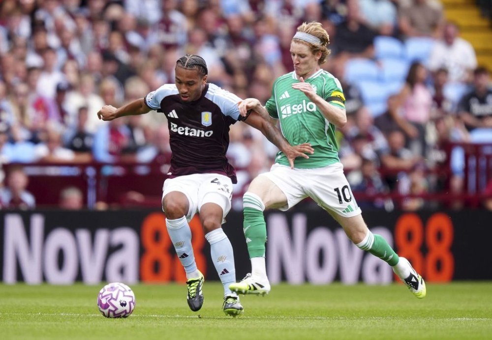 Aston Villa's Boubacar Kamara, left, and Newcastle United's Anthony Gordon, right, challenge for the ball during the English Premier League soccer match between Aston Villa and Newcastle United in Birmingham, England, Saturday, Aug. 16, 2025.David Davies/PA via AP)