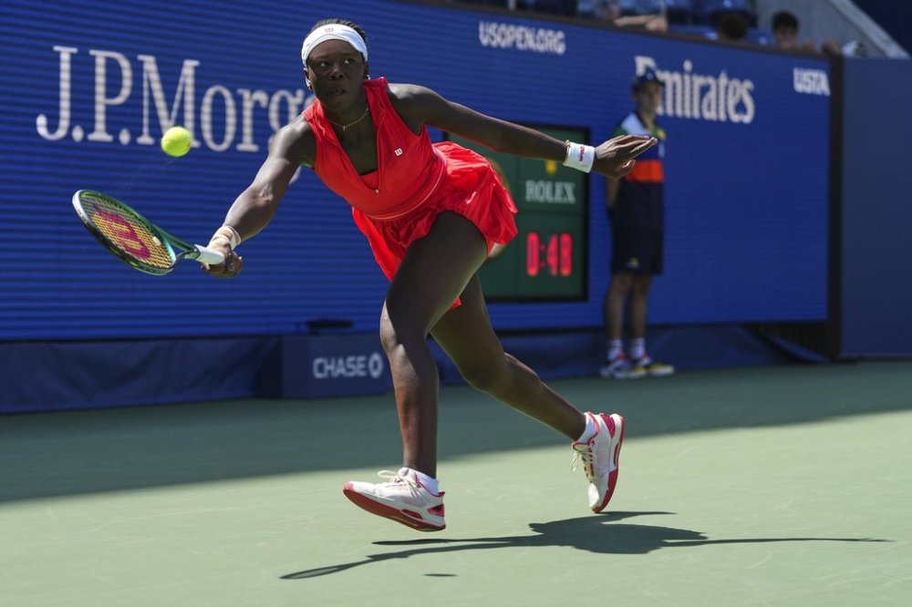 Victoria Mboko, of Canada, returns a shot to Barbora Krejcikova, of the Czech Republic, during the first round of the US Open tennis championships, Monday, Aug. 25, 2025, in New York. (AP Photo/Kirsty Wigglesworth)