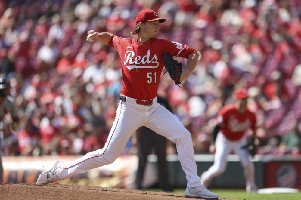 Cincinnati Reds pitcher Brady Singer throws during the first inning of a baseball game against the St. Louis Cardinals, Sunday, Aug. 31, 2025, in Cincinnati. (AP Photo/Abdoul Sow)