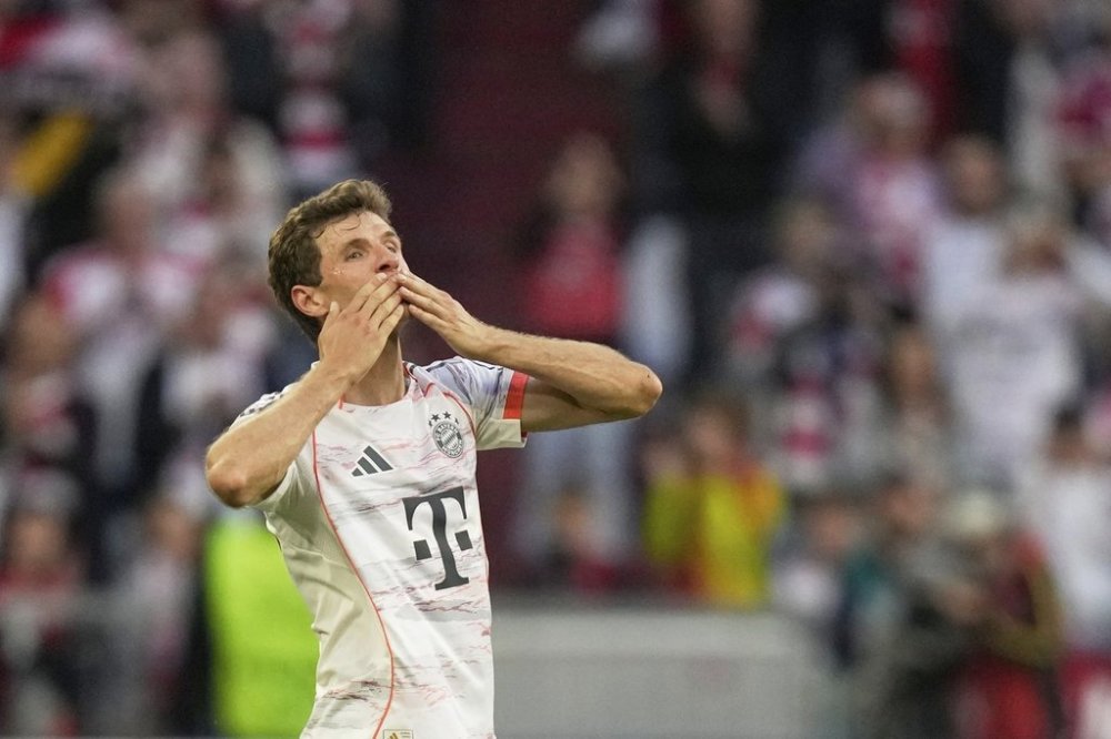 Bayern's Thomas Mueller greets supporters after being substituted during the German Bundesliga soccer match between FC Bayern Munich and Borussia Moenchengladbach in Munich, Germany, Saturday, May 10, 2025. (AP Photo/Matthias Schrader)