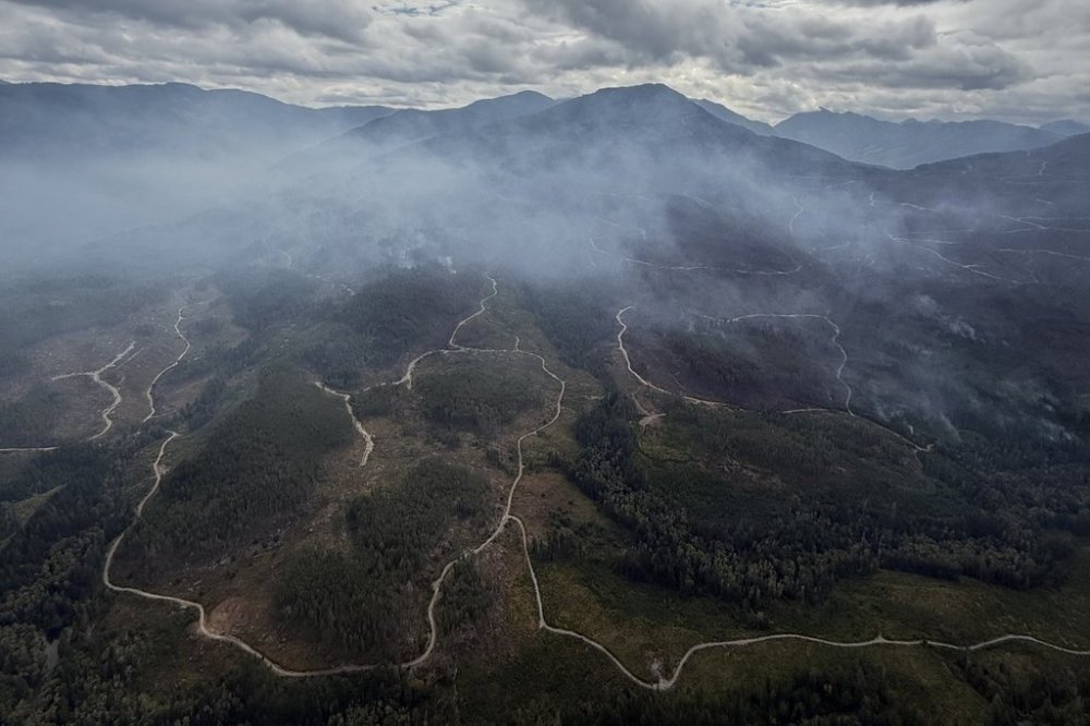 Smoke from the Mount Underwood wildfire is seen in this handout photo, southwest of Port Alberni, B.C., on Monday, Aug. 18, 2025. THE CANADIAN PRESS/Handout- BC Wildfire Service (Mandatory Credit)
