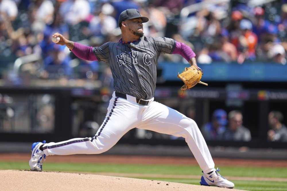New York Mets pitcher Frankie Montas throws during the first inning of a baseball game against the San Francisco Giants, Sunday, Aug. 3, 2025, in New York. (AP Photo/Seth Wenig)