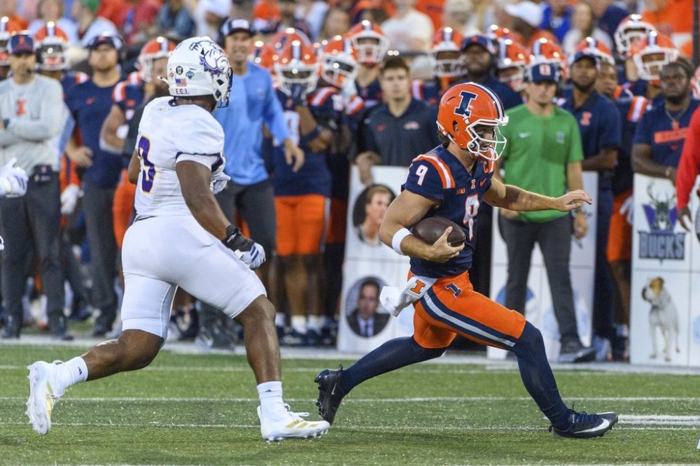 Illinois quarterback Luke Altmyer (9) scrambles for a first down during the first half of an NCAA college football game against Western Illinois on Friday, Aug. 29, 2025, in Champaign, Ill. (AP Photo/Craig Pessman)