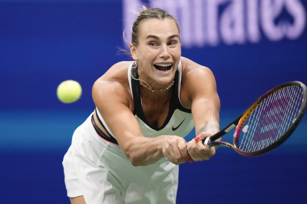 Aryna Sabalenka, of Belarus, returns a shot to Amanda Anisimova, of the United States, during the women's singles final of the U.S. Open tennis championships, Saturday, Sept. 6, 2025, in New York. (AP Photo/Frank Franklin)