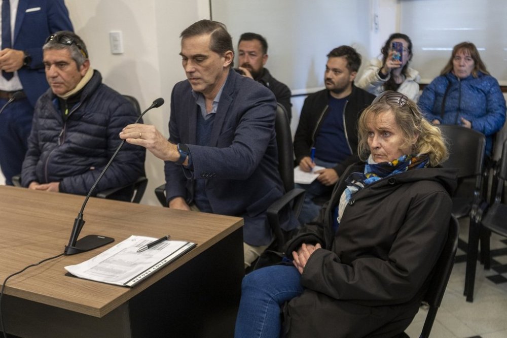 Patricia Kadgien, right, one of the daughters of fugitive Nazi official Friedrich Kadgien, and her husband, Juan Carlos Cortegoso, left, attend a court hearing in the case of the theft of the 18th-century Italian