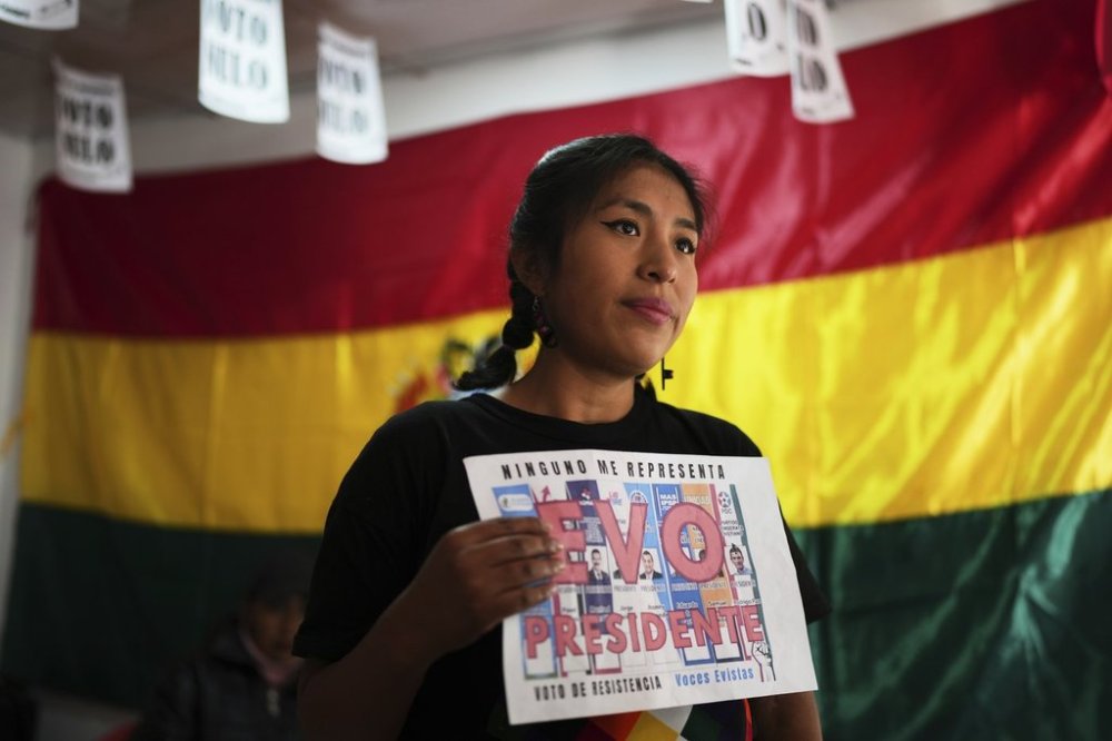 Wendy Chipana, a supporter of former President Evo Morales, gives an interview as she campaigns for a null vote in the upcoming presidential elections in El Alto, Bolivia, Tuesday, Aug. 12, 2025. (AP Photo/Natacha Pisarenko)