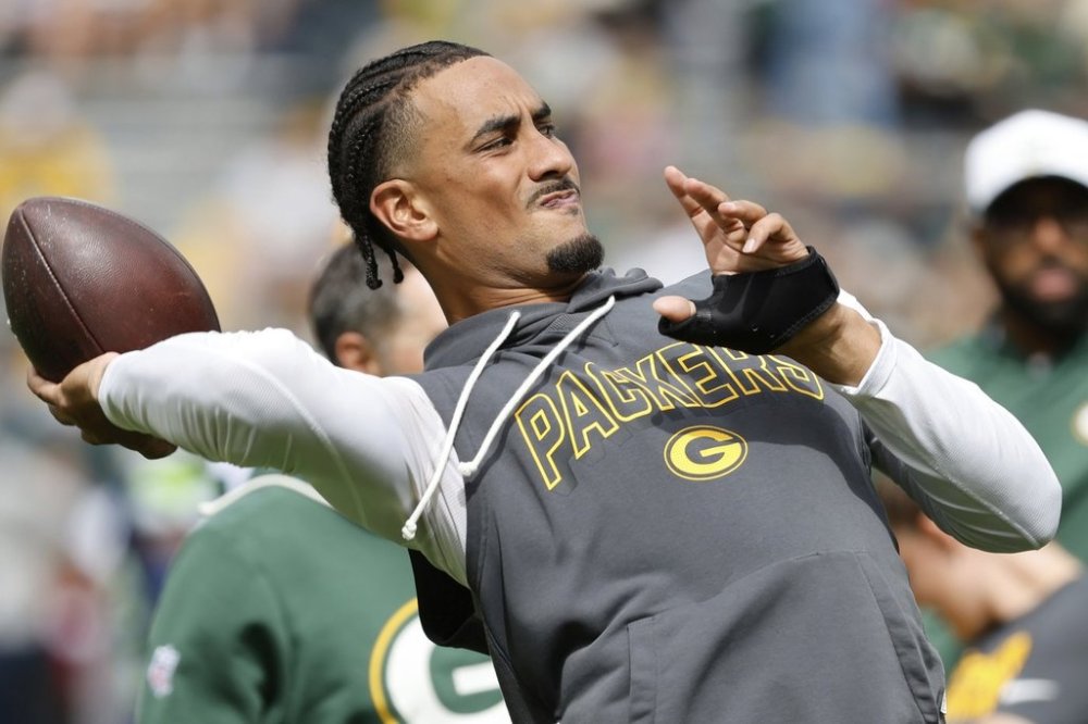 Green Bay Packers' Jordan Love warms up before a preseason NFL football game against the Seattle Seahawks Saturday, Aug. 23, 2025, in Green Bay, Wis. (AP Photo/Mike Roemer)