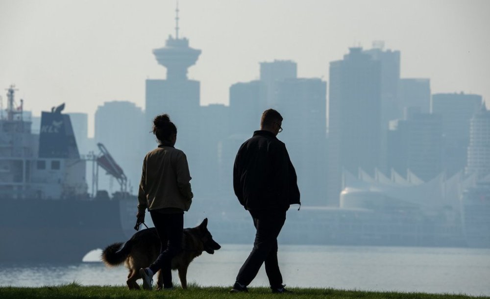 Poor air quality is seen as a smoky haze against downtown Vancouver, Tuesday, October 18, 2022. THE CANADIAN PRESS/Jonathan Hayward