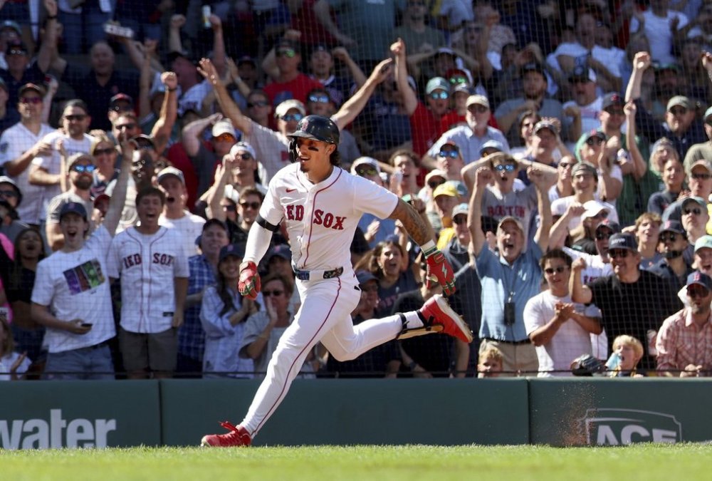Fans cheer as Boston Red Sox's Jarren Duran runs to home plate to score after hitting a three-run in field home run during the fifth inning of a baseball game against the Pittsburgh Pirates, Sunday, Aug. 31, 2025, in Boston. (AP Photo/Mark Stockwell)