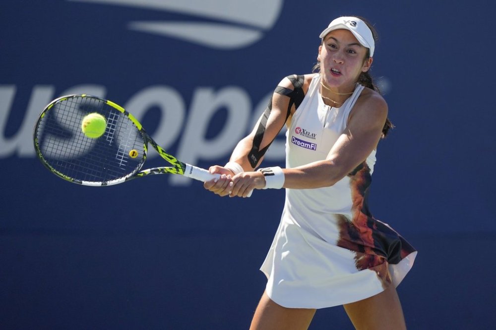 Valerie Glozman, of the United States, returns a shot to Suzan Lamens, of the Netherlands, during the first round of the US Open tennis championships, Tuesday, Aug. 26, 2025, in New York. (AP Photo/Yuki Iwamura)