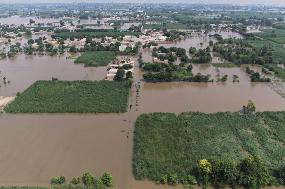 Villagers wade through a flooded area, in Tiba Gheal village, in Jhang district, Pakistan, Tuesday, Sept. 2, 2025. (AP Photo/Jahan Zeb)