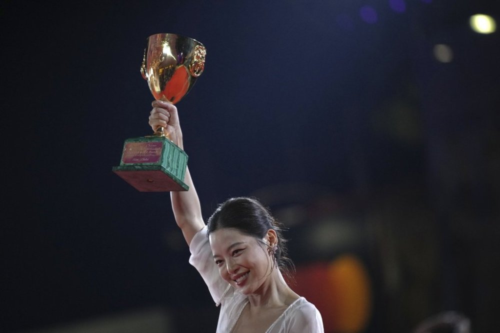 Xin Zhilei, winner of the Coppa Volpi award for best actress for 'The Sun Rises on Us All', poses for photographers at the awards photo call during the 82nd edition of the Venice Film Festival in Venice, Italy, on Saturday, Sept. 6, 2025. (Photo by Alessandra Tarantino/Invision/AP)