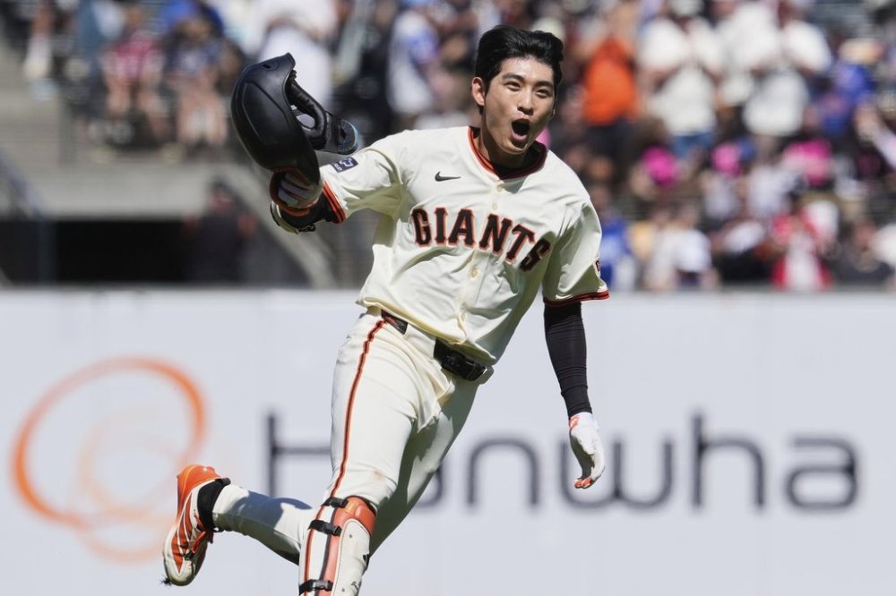San Francisco Giants' Jung Hoo Lee celebrates after hitting a game-winning RBI single during the ninth inning of a baseball game against the Chicago Cubs, Thursday, Aug. 28, 2025, in San Francisco. (AP Photo/Godofredo A. Vásquez)