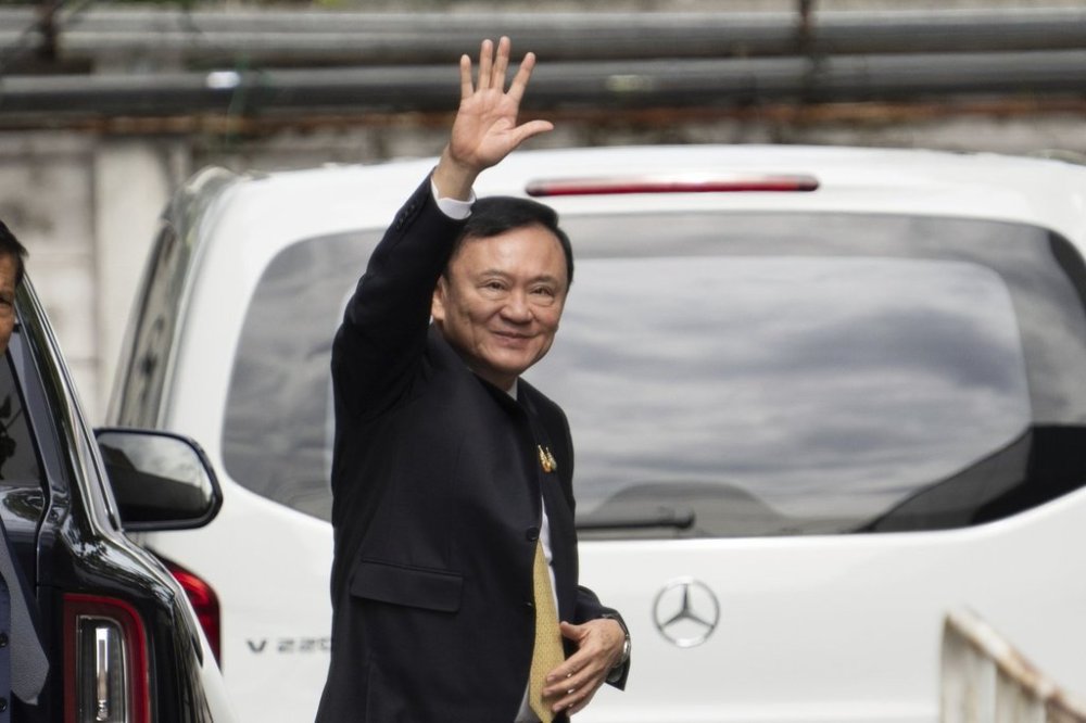 Former Thai Prime Minister Thaksin Shinawatra arrives at Criminal Court for a verdict for allegedly defaming the monarchy in Bangkok, Thailand, Friday, Aug. 22, 2025. (AP Photo/Arnun Chonmahatrakool)