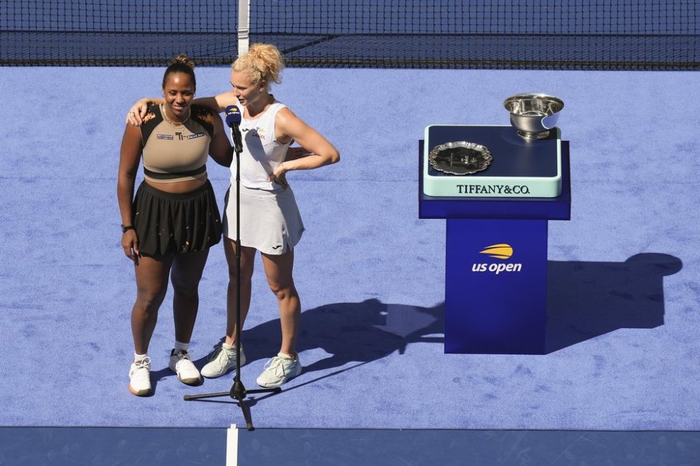 Taylor Townsend, of the United States, and Katerina Siniakova, of the Czech Republic, address the crowd after losing to Erin Routliffe, of New Zealand, and Gabriela Dabrowski, of Canada, in the women's doubles final of the U.S. Open tennis championships, Friday, Sept. 5, 2025, in New York. (AP Photo/Seth Wenig)
