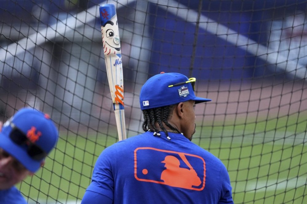 New York Mets' Francisco Lindor holds his Players' Weekend bat while waiting his turn in the batting cage before the Little League Classic baseball game against the Seattle Mariners at Bowman Field in Williamsport, Pa., Sunday, Aug. 17, 2025. (AP Photo/Gene J. Puskar)